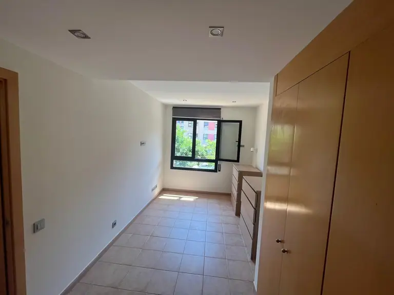 este espectacular apartamento totalmente exterior en la deseada zona residencial de Fenals, dentro de la