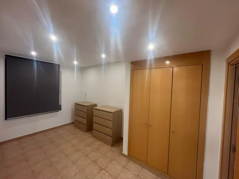 este espectacular apartamento totalmente exterior en la deseada zona residencial de Fenals, dentro de la