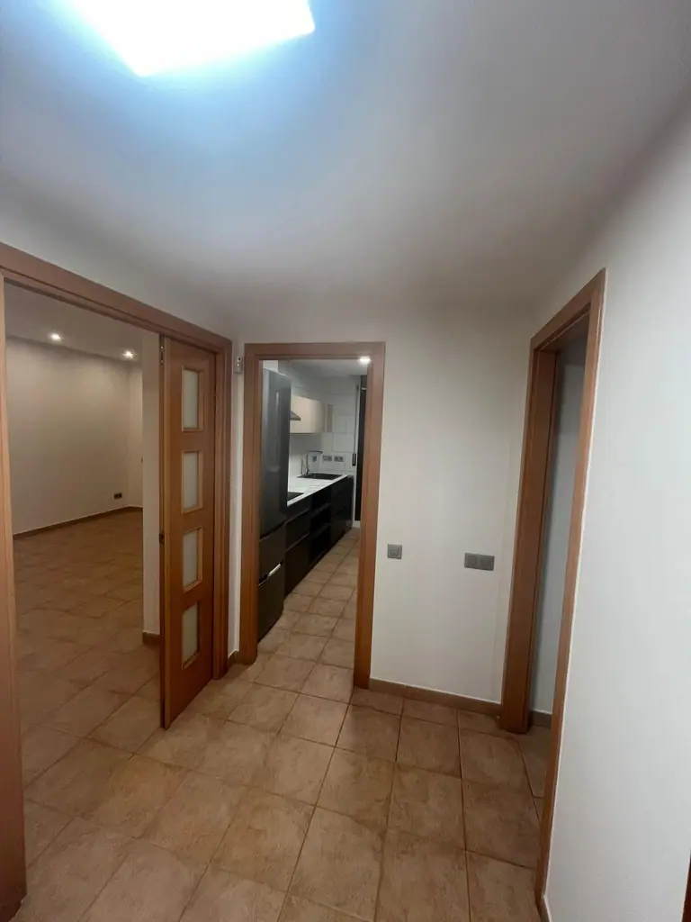 este espectacular apartamento totalmente exterior en la deseada zona residencial de Fenals, dentro de la