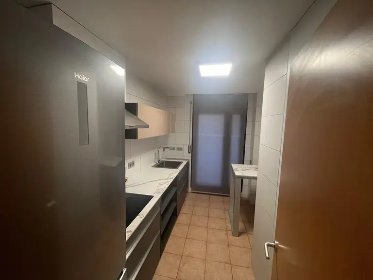 este espectacular apartamento totalmente exterior en la deseada zona residencial de Fenals, dentro de la
