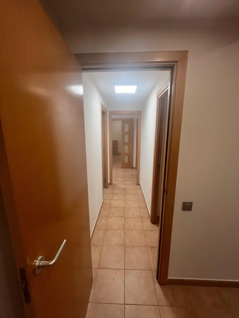 este espectacular apartamento totalmente exterior en la deseada zona residencial de Fenals, dentro de la