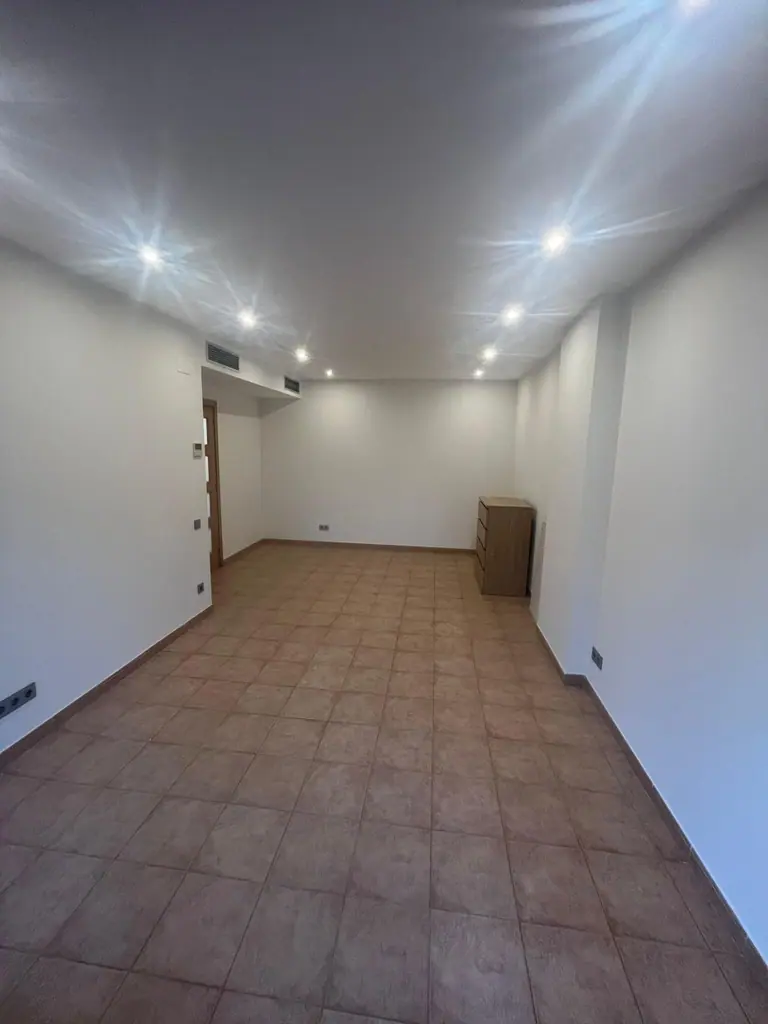 este espectacular apartamento totalmente exterior en la deseada zona residencial de Fenals, dentro de la