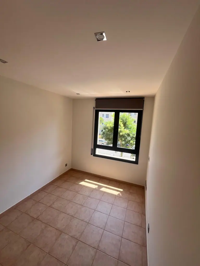 este espectacular apartamento totalmente exterior en la deseada zona residencial de Fenals, dentro de la
