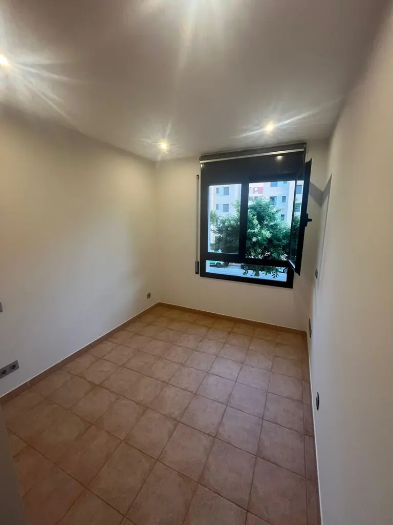 este espectacular apartamento totalmente exterior en la deseada zona residencial de Fenals, dentro de la