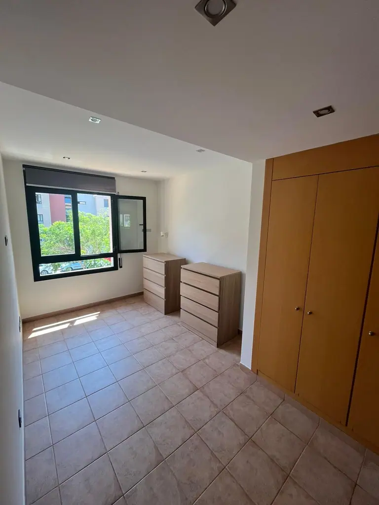 este espectacular apartamento totalmente exterior en la deseada zona residencial de Fenals, dentro de la