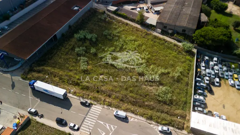 Solar industrial en Blanes de 4886 metros cuadrados.