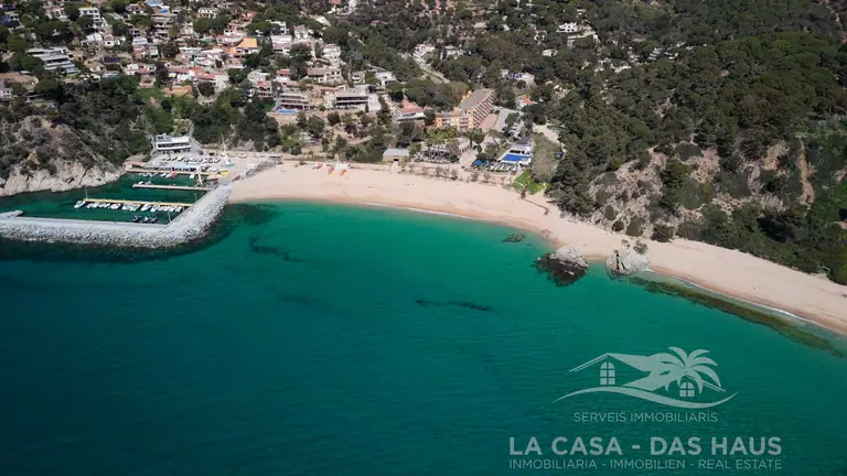 ¡Descubre una oportunidad única en la costa! Esta parcela, ubicada en la exclusiva Av