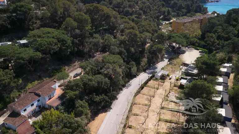 ¡Descubre una oportunidad única en la costa! Esta parcela, ubicada en la exclusiva Av