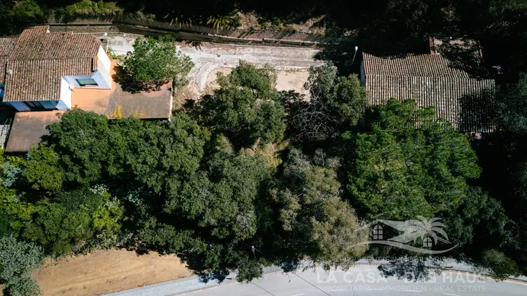 ¡Descubre una oportunidad única en la costa! Esta parcela, ubicada en la exclusiva Av