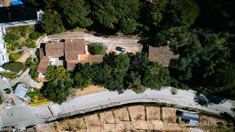 ¡Descubre una oportunidad única en la costa! Esta parcela, ubicada en la exclusiva Av