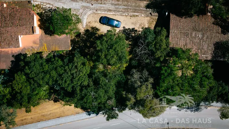 ¡Descubre una oportunidad única en la costa! Esta parcela, ubicada en la exclusiva Av