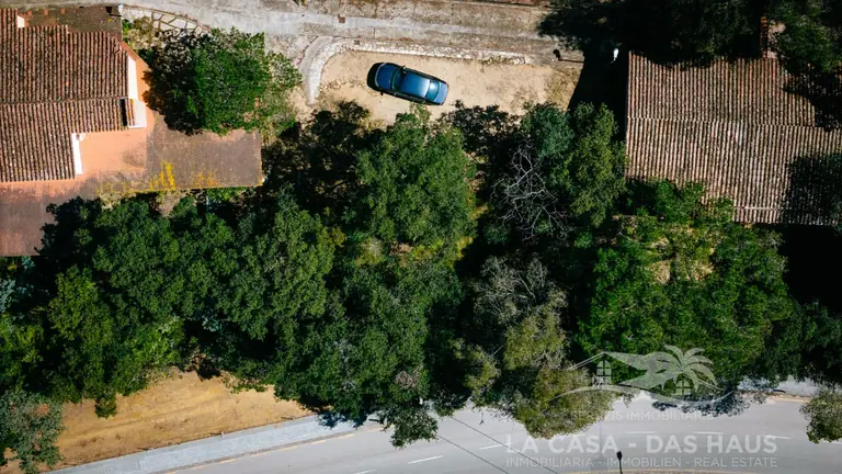 ¡Descubre una oportunidad única en la costa! Esta parcela, ubicada en la exclusiva Av