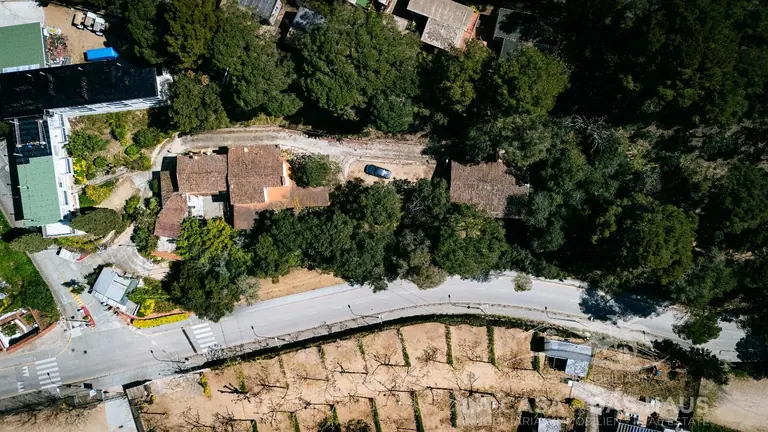 ¡Descubre una oportunidad única en la costa! Esta parcela, ubicada en la exclusiva Av