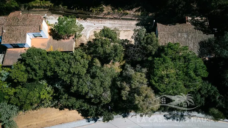 ¡Descubre una oportunidad única en la costa! Esta parcela, ubicada en la exclusiva Av