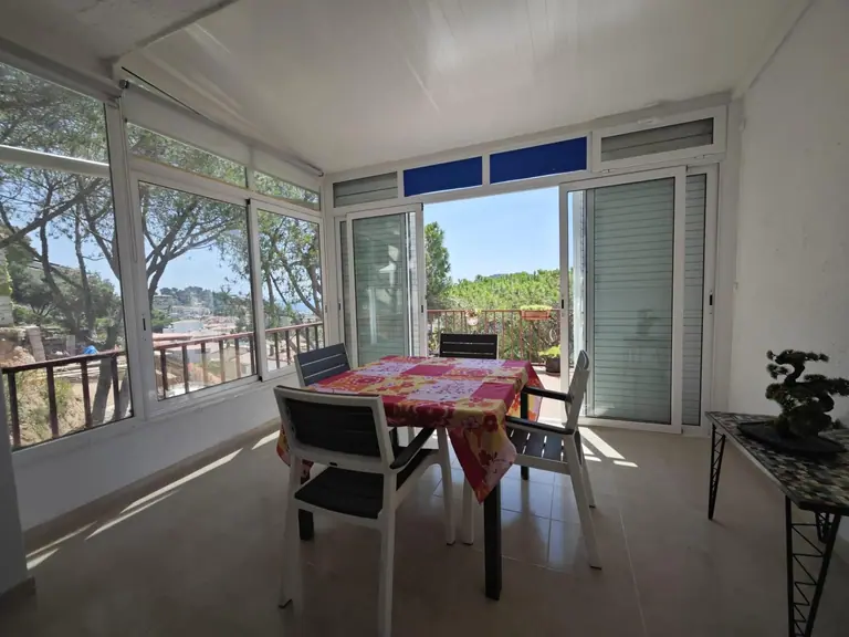 Última planta esquinera con terraza soleada y vistas al mar – Tossa de Mar