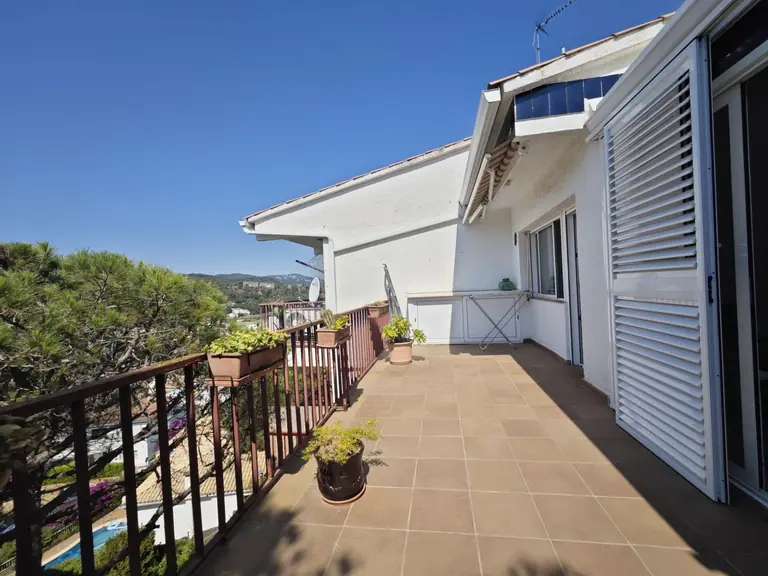 Última planta esquinera con terraza soleada y vistas al mar – Tossa de Mar