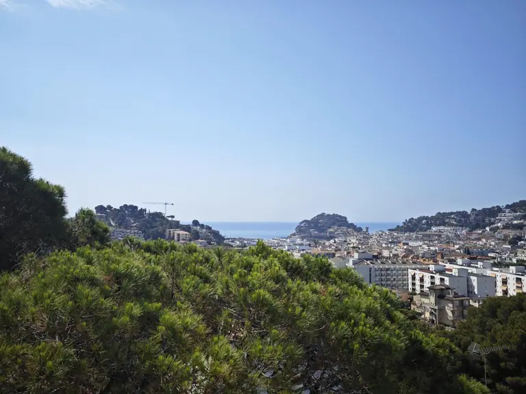 Última planta esquinera con terraza soleada y vistas al mar – Tossa de Mar