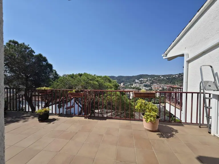 Última planta esquinera con terraza soleada y vistas al mar – Tossa de Mar