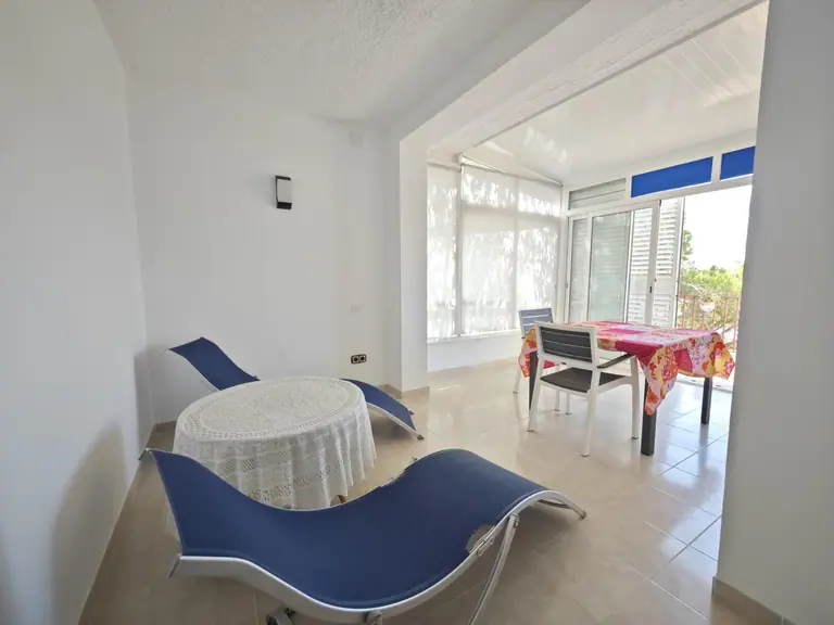 Última planta esquinera con terraza soleada y vistas al mar – Tossa de Mar