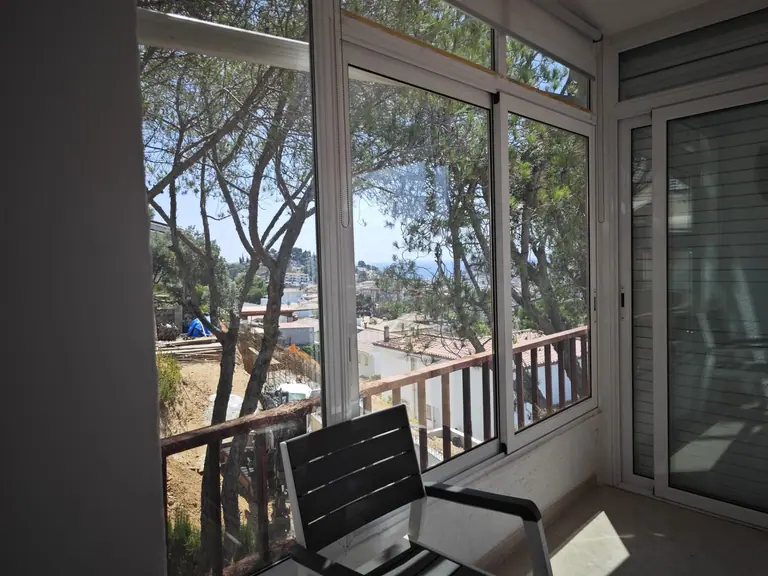 Última planta esquinera con terraza soleada y vistas al mar – Tossa de Mar