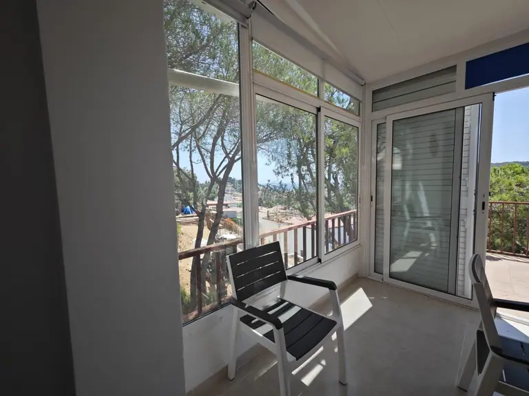 Última planta esquinera con terraza soleada y vistas al mar – Tossa de Mar