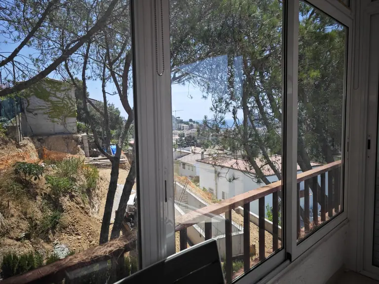 Última planta esquinera con terraza soleada y vistas al mar – Tossa de Mar