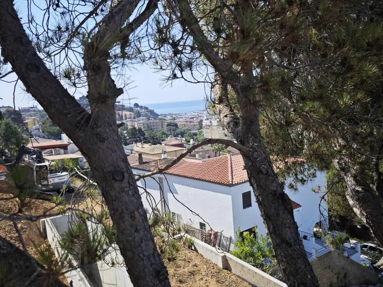 Última planta esquinera con terraza soleada y vistas al mar – Tossa de Mar