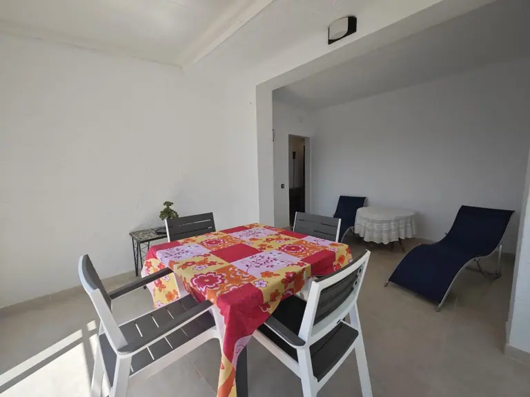 Última planta esquinera con terraza soleada y vistas al mar – Tossa de Mar