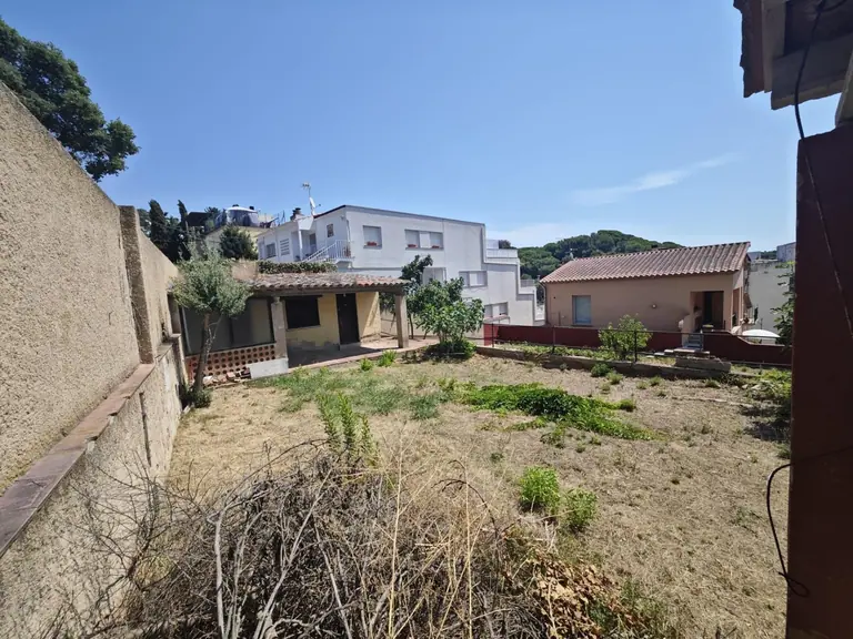terreno urbano de 375 m2 situado en el emblemático Barrio de los Pescadores, una de las zonas con más encanto