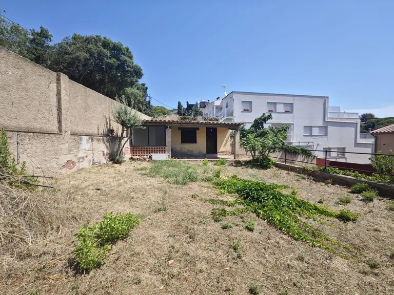 terreno urbano de 375 m2 situado en el emblemático Barrio de los Pescadores, una de las zonas con más encanto