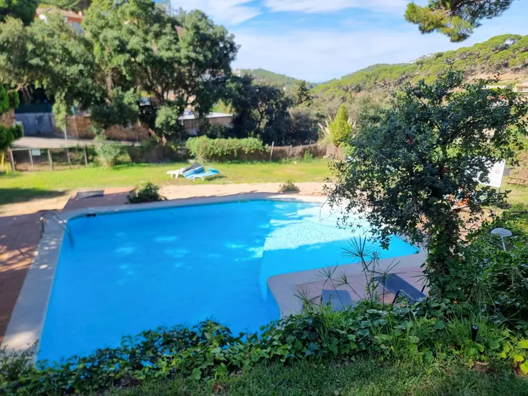 Estudio doble esquinero con balcón soleado, jardín y piscina comunitaria en Cala Canyelles – ¡a 900m de la