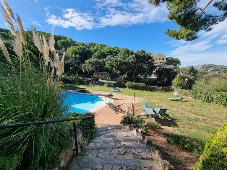 Estudio doble esquinero con balcón soleado, jardín y piscina comunitaria en Cala Canyelles – ¡a 900m de la