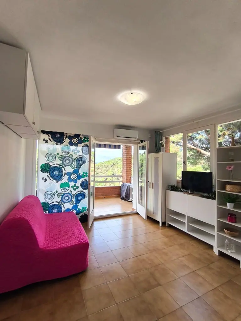 Estudio doble esquinero con balcón soleado, jardín y piscina comunitaria en Cala Canyelles – ¡a 900m de la