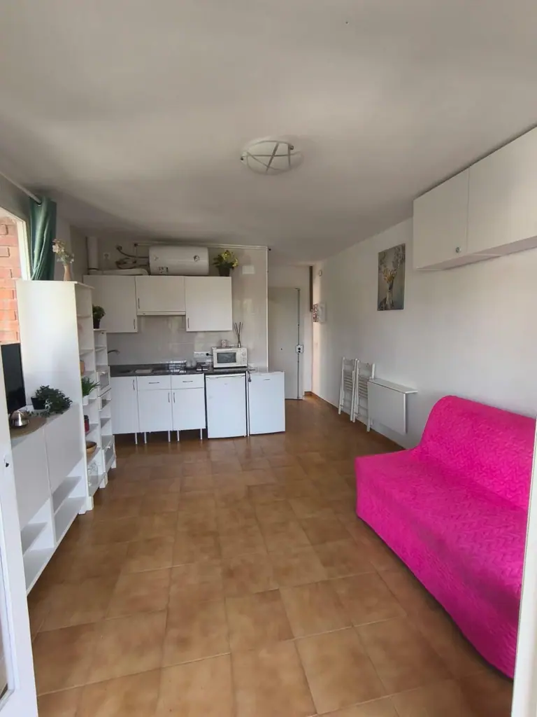 Estudio doble esquinero con balcón soleado, jardín y piscina comunitaria en Cala Canyelles – ¡a 900m de la