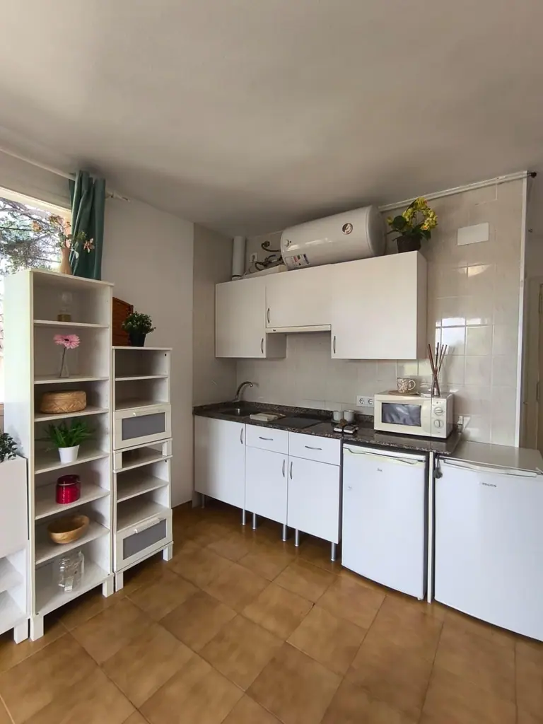 Estudio doble esquinero con balcón soleado, jardín y piscina comunitaria en Cala Canyelles – ¡a 900m de la