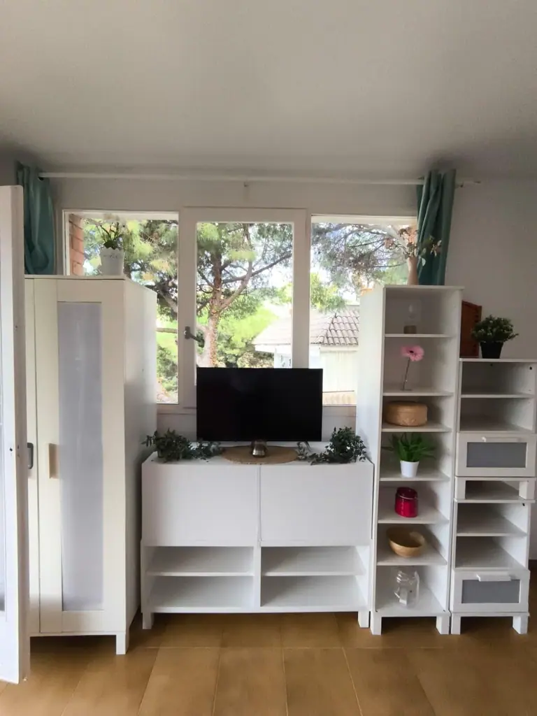 Estudio doble esquinero con balcón soleado, jardín y piscina comunitaria en Cala Canyelles – ¡a 900m de la