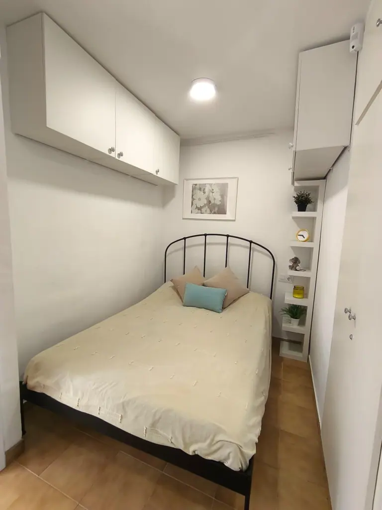 Estudio doble esquinero con balcón soleado, jardín y piscina comunitaria en Cala Canyelles – ¡a 900m de la