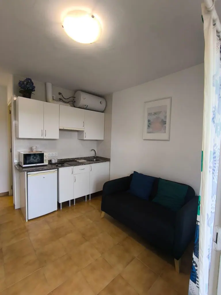Estudio doble esquinero con balcón soleado, jardín y piscina comunitaria en Cala Canyelles – ¡a 900m de la