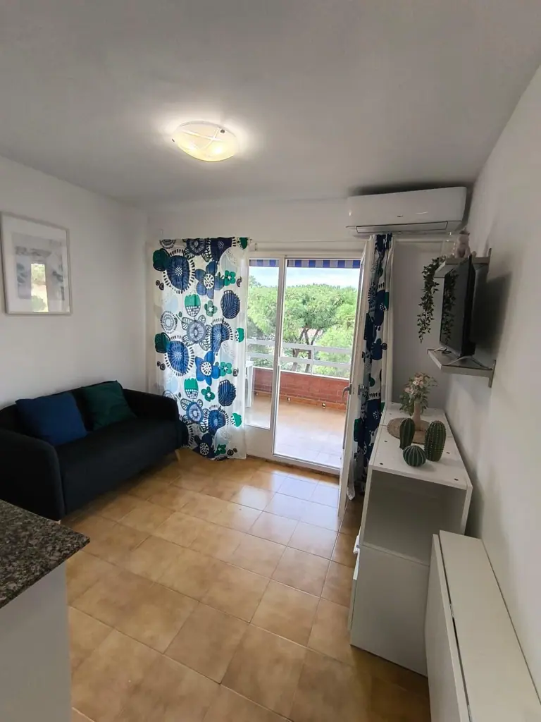 Estudio doble esquinero con balcón soleado, jardín y piscina comunitaria en Cala Canyelles – ¡a 900m de la