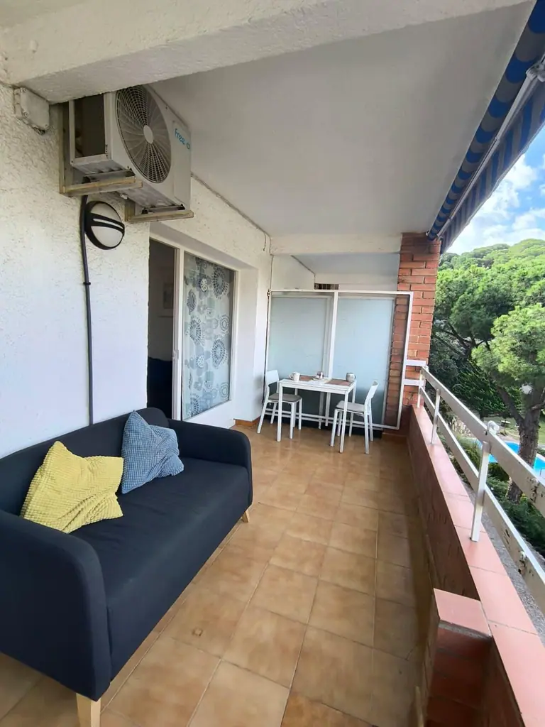 Estudio doble esquinero con balcón soleado, jardín y piscina comunitaria en Cala Canyelles – ¡a 900m de la