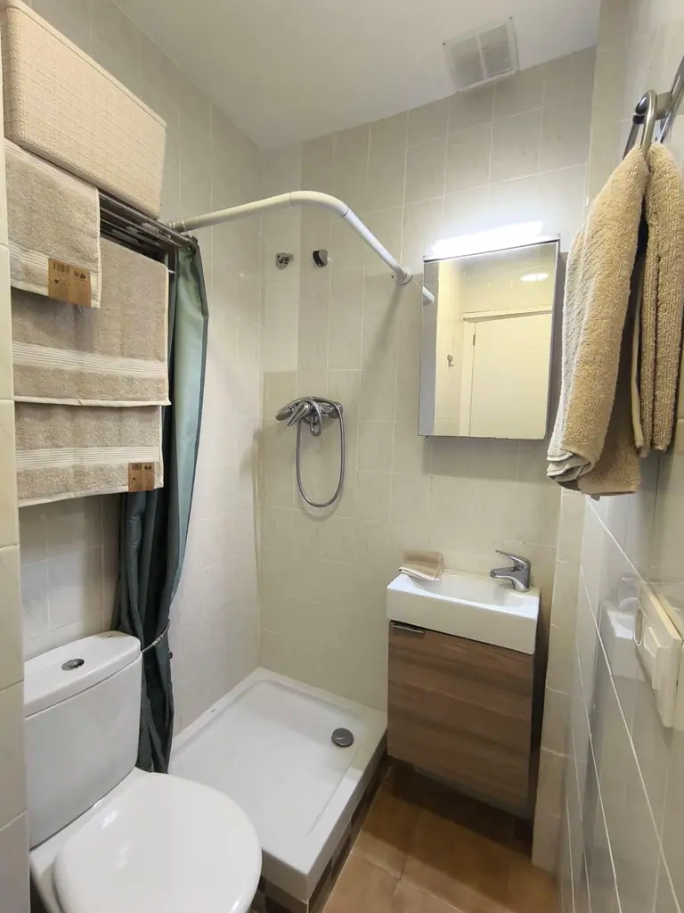 Estudio doble esquinero con balcón soleado, jardín y piscina comunitaria en Cala Canyelles – ¡a 900m de la