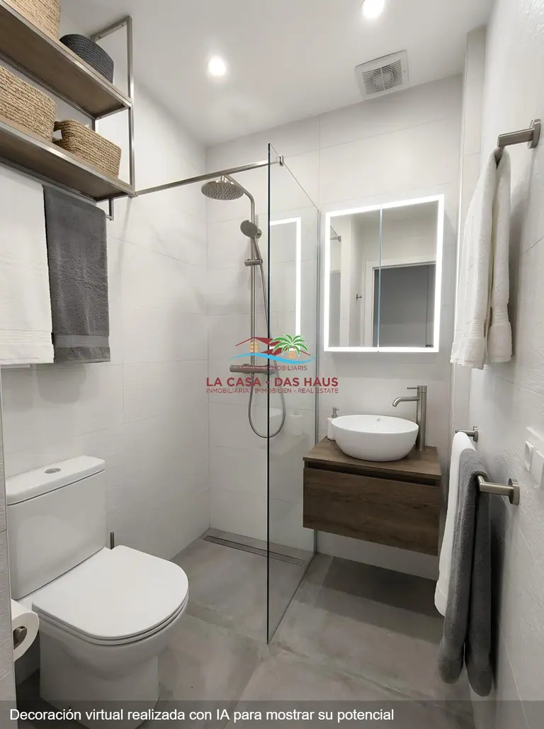 Estudio doble esquinero con balcón soleado, jardín y piscina comunitaria en Cala Canyelles – ¡a 900m de la