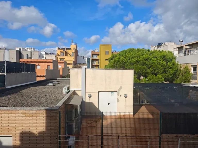 Tu nuevo hogar en el centro: luminoso, esquinero y lleno de posibilidades