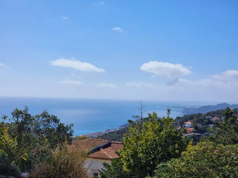 Exclusiva propiedad con licencia turística, vistas al mar, acceso por dos calles y zona de bodega/barbacoa
