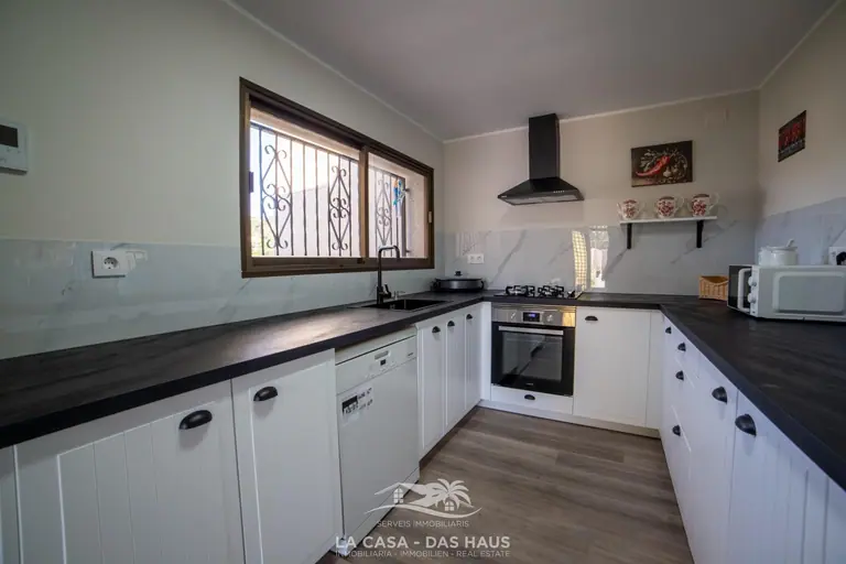 Exclusiva propiedad con licencia turística, vistas al mar, acceso por dos calles y zona de bodega/barbacoa