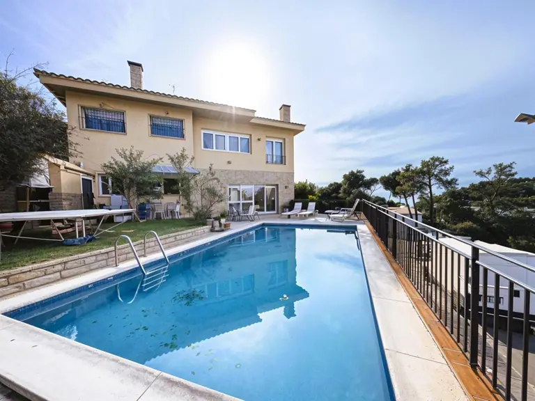 Villa con vistas al mar, piscina y licencia turística – Lloret de Mar