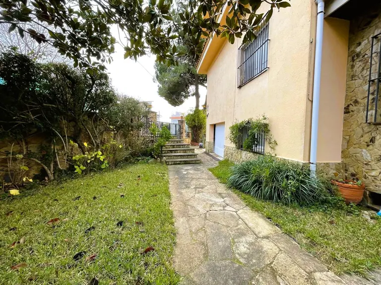 Villa con vistas al mar, piscina y licencia turística – Lloret de Mar
