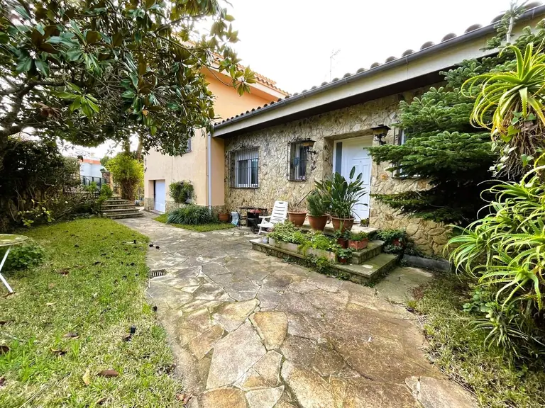 Villa con vistas al mar, piscina y licencia turística – Lloret de Mar