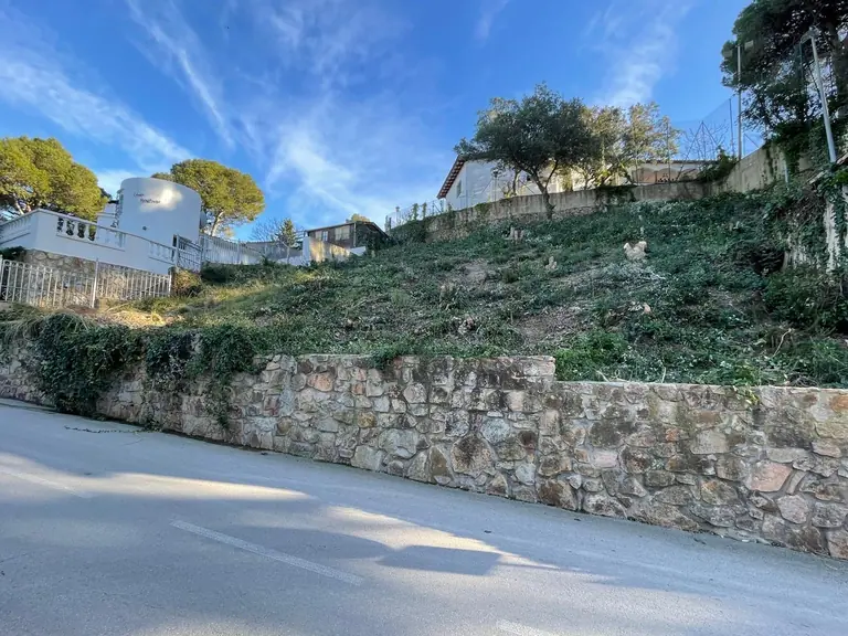 Construye tu hogar junto al mar en Cala Canyelles
