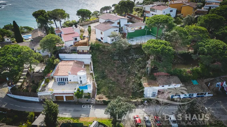 Construye tu hogar junto al mar en Cala Canyelles